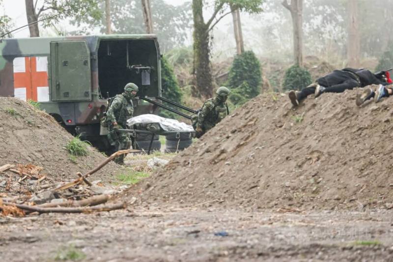 圖為1月陸軍第二作戰區舉行操演，模擬國軍在遭敵方部隊襲擾後執行戰傷救護