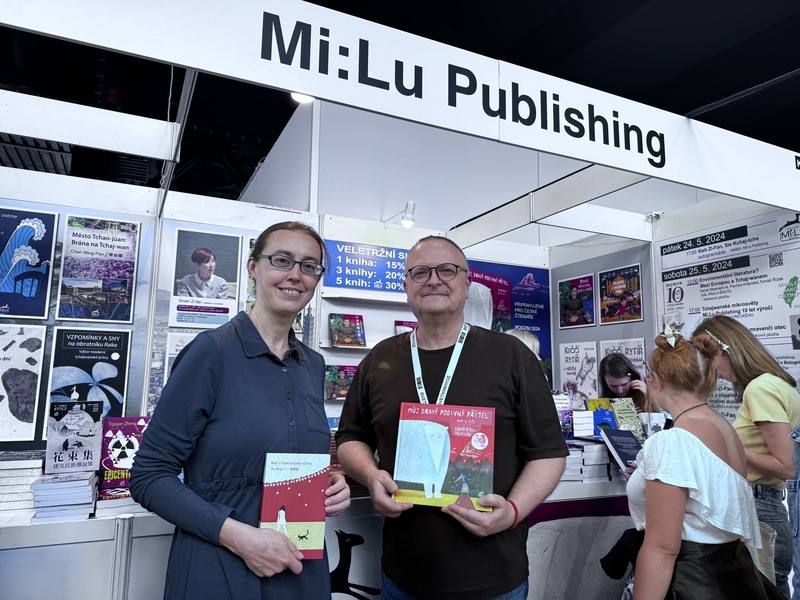麋鹿出版社以出版台灣文學起家，出版過劉克襄《小鼯鼠的看法》、廖鴻基《討海人》、楊牧《奇萊前書》等捷克文譯本。麋鹿出版社發行人瑞杰可（右）與總編輯白蓮娜（左）。