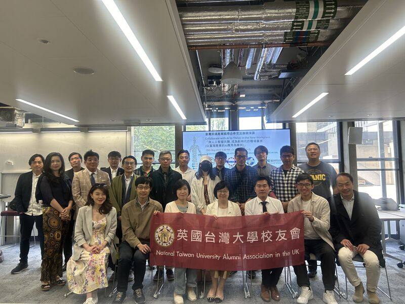 資策會數位轉型研究院健康數據科技中心主任陳桂苓（前排左3）倫敦開講，談AI於台灣產業創新運用，並於會後與駐英國代表處科技組組長王儷珍（前排右4）和其他參與者合影。