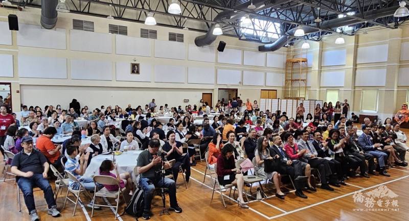 來賓及師生家長專注觀賞比賽