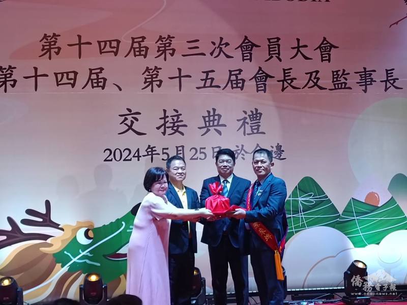 韓國耀(右2)許玉林(左2)見證下，陳來埤(右1)從第14屆會長張南蘋(左1)手中接下印信