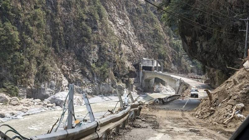 中橫公路修復工程進行中，落石頻率仍高，考量安全及工程需要，天祥至太魯閣口路段6月每日放行3個時段，端午連假放行時段各增1小時。圖為中橫寧安橋災區情形。（民眾提供）