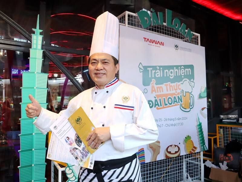 國宴級主廚陳嘉謨（圖）率領19名國立高雄餐旅大學的學生到越南啤酒屋展現手藝，共計推出20多道台式熱炒，征服越南民眾的味蕾。