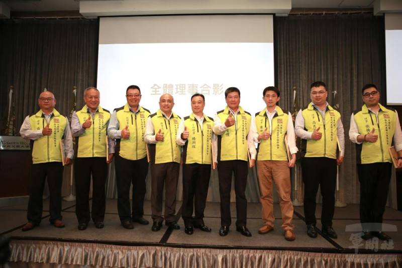 林建榮理事長與協會理事合影