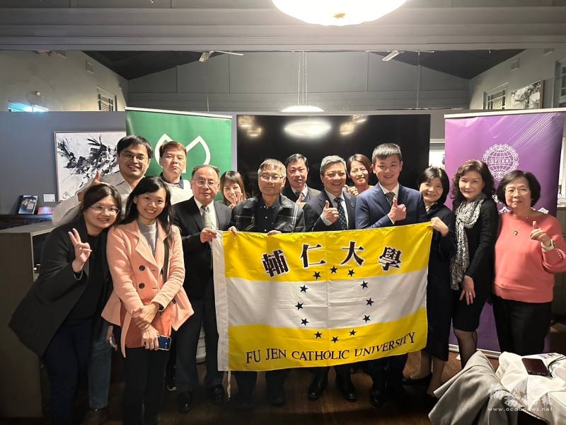 藍易振與輔大團隊及雪梨校友會長李珍(右2)及校友合影