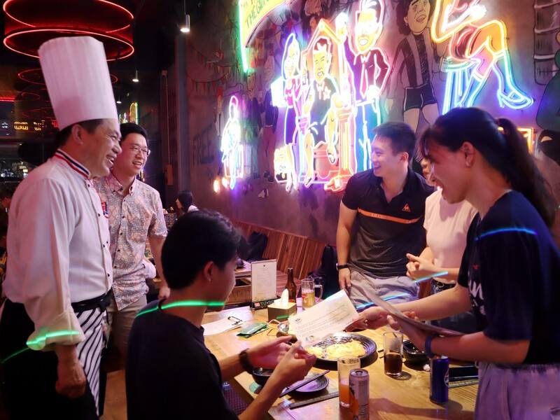 越南首都河內市迄今沒有台式熱炒店，國宴級主廚陳嘉謨（左）近日率隊在河內市的連鎖啤酒屋推出台式熱炒菜單，越南民眾感到相當新鮮