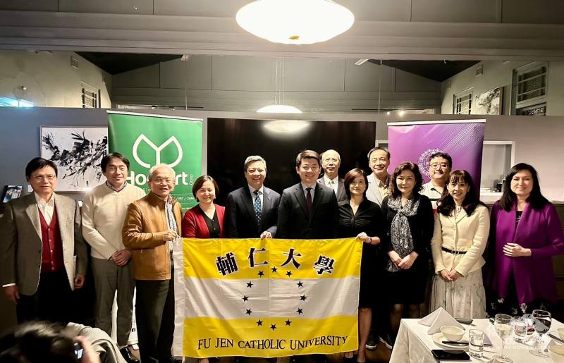 講座輔大校友會校長藍易振與主辦單位及來賓合影