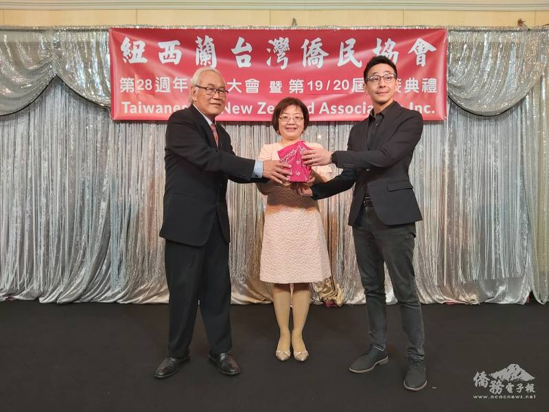 臺僑協會18-19屆會長交接儀式，左起陳良男、陳詠韶、楊明君