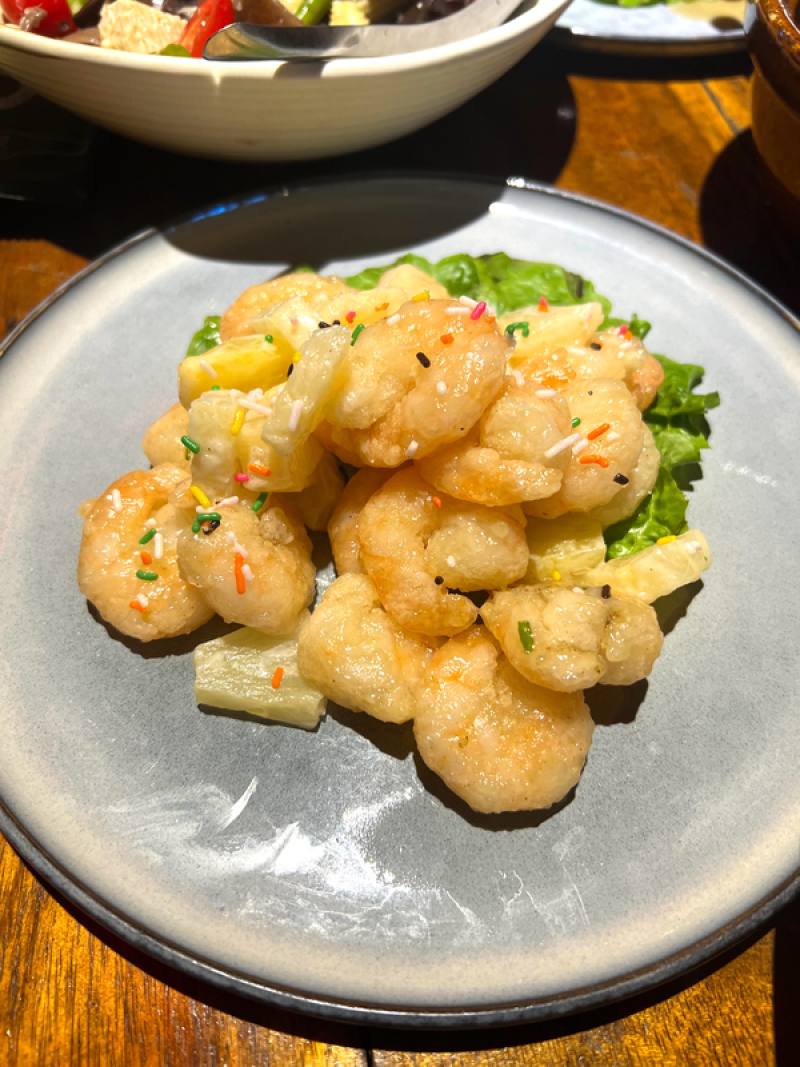 在眾多的台式熱炒中，鳳梨蝦球（圖）與鹽酥雞最受越南民眾喜愛，不少女性顧客鍾情於鳳梨蝦球的酸甜滋味