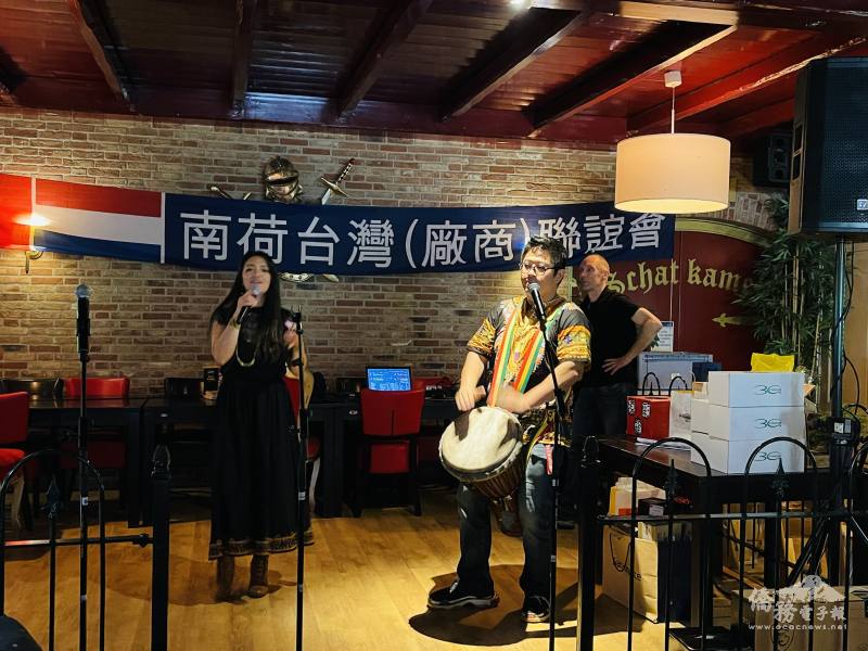 聯歡會安排多首歌曲演唱賀節助興