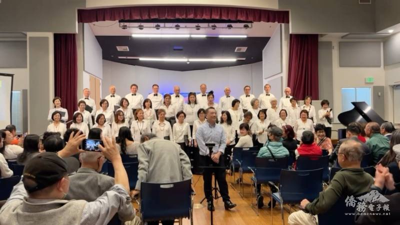 爾灣華聲合唱團由孫偉志老師指揮