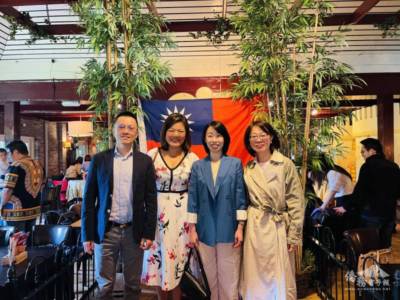 駐荷蘭代表處經濟組組長謝佩娟（右二）、秘書陳昇裕（左一）、僑務秘書楊海華（右一）與南荷臺灣廠商聯誼會會長楊千姍（左二）