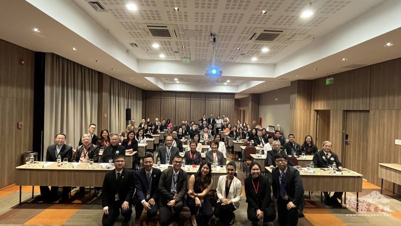 中南美洲臺灣商會聯合總會青商會第十四屆第二次會員大會，會議開始前洲青幹部與現場受邀僑領及各國與會會員共同合影