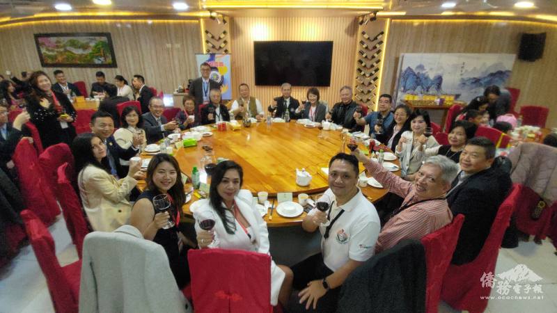 洲青晚宴上，主桌嘉賓一同合影