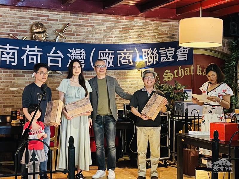 鄉親幸運抽中獎項，會場充滿濃濃過節的團聚熱鬧氣氛