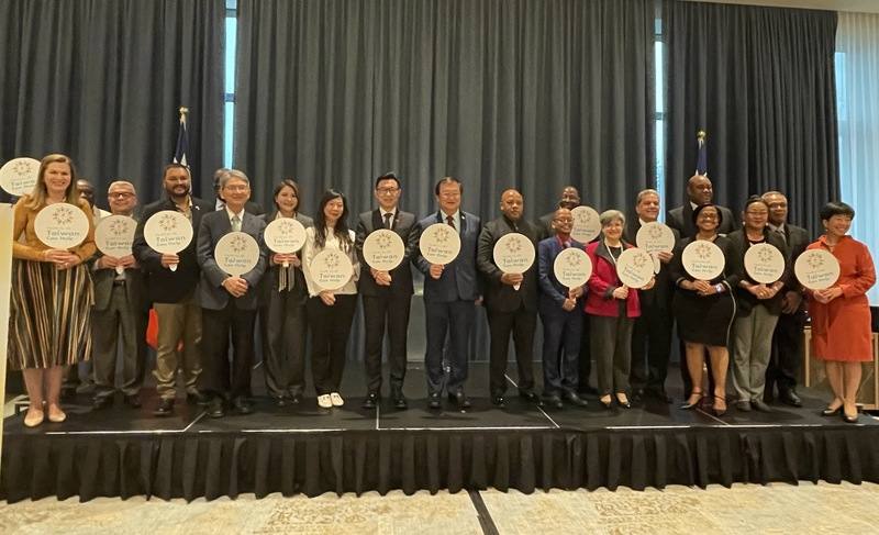 外交部26日晚間在日內瓦舉辦外交酒會，邀請11邦交國的衛生部長或大使，表達對台灣參與世界衛生組織工作的支持，台下也有近百名理念相同國代表共襄盛舉。