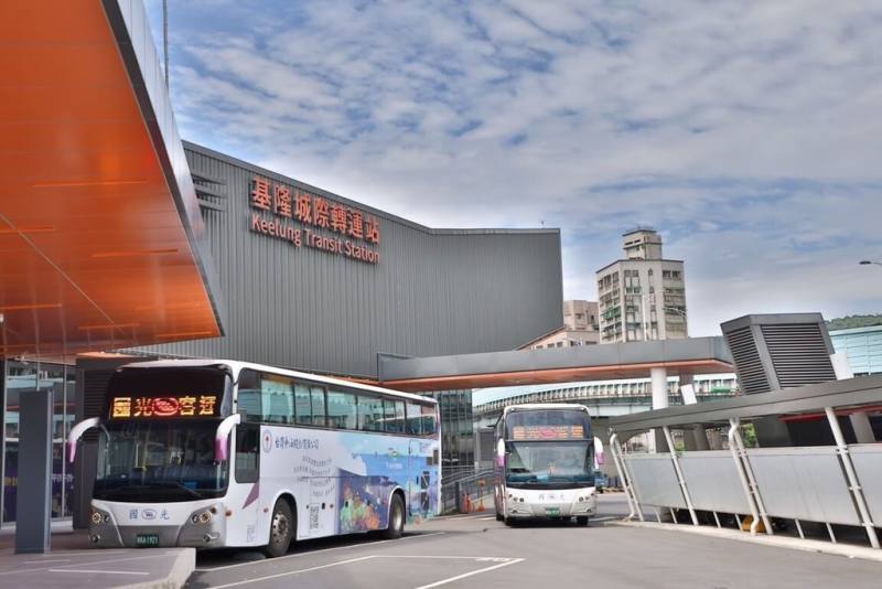 基隆城際轉運站預計7月啟用，並在6月29日起試營運，先讓乘客與駕駛熟悉運作，通勤族屆時也將轉移到室內上下車，不必再忍受日曬雨淋之苦。（基隆市政府提供）