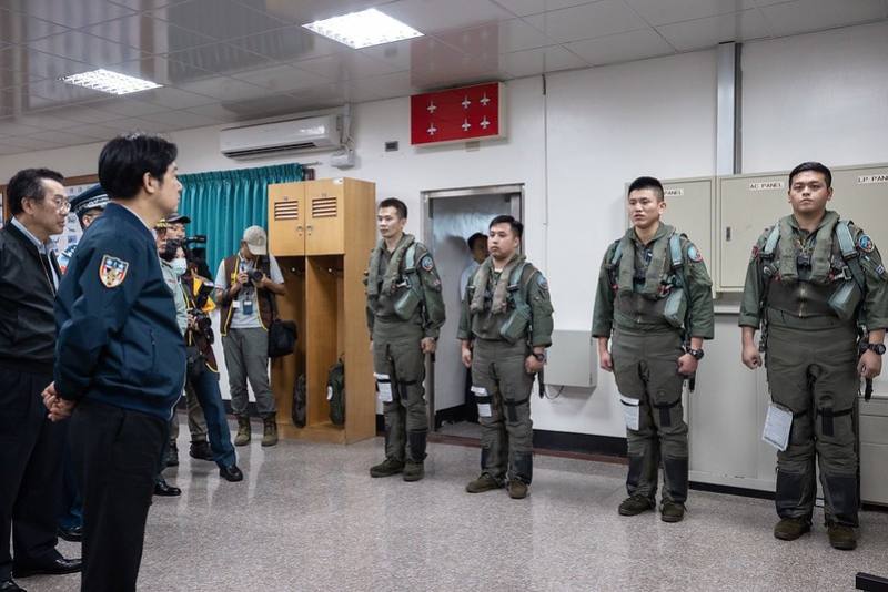 總統端節勗勉「陸軍混合砲兵營」、「海軍海鋒機動第四中隊」及「空軍第五戰術混合聯隊」