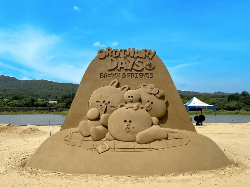 2024福隆沙雕藝術季今年展期將自5月31日起到10月13日止，以「LINE FRIENDS夏日明星派對」為主題，共展出45座作品。（福容大飯店提供）