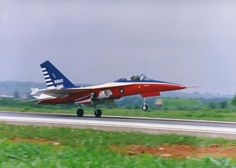 民國78年5月28日，由吳康明駕駛著IDF經國號戰機原型機（編號10001）迎來歷史性的首飛。圖為10001機首飛落地瞬間。（漢翔公司提供）