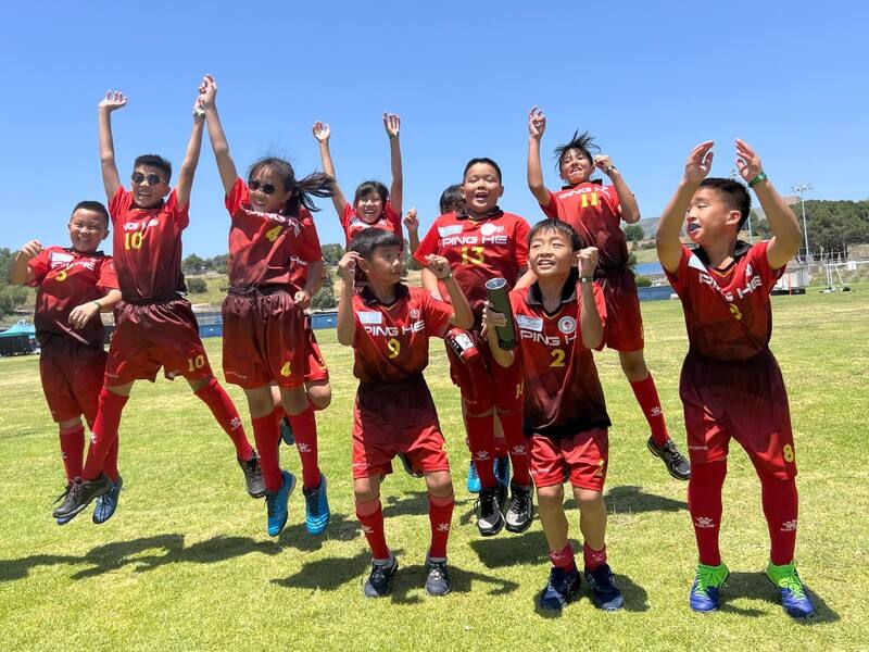 彰化平和國小曲棍球隊11名台灣小將27日在加州盃國際曲棍球分齡錦標賽12歲以下的青少年組奪冠，開心歡呼。