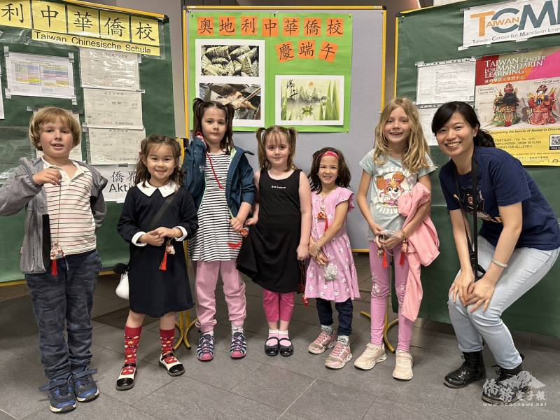 小朋友們在手作活動結束後於佈告欄前開心合影