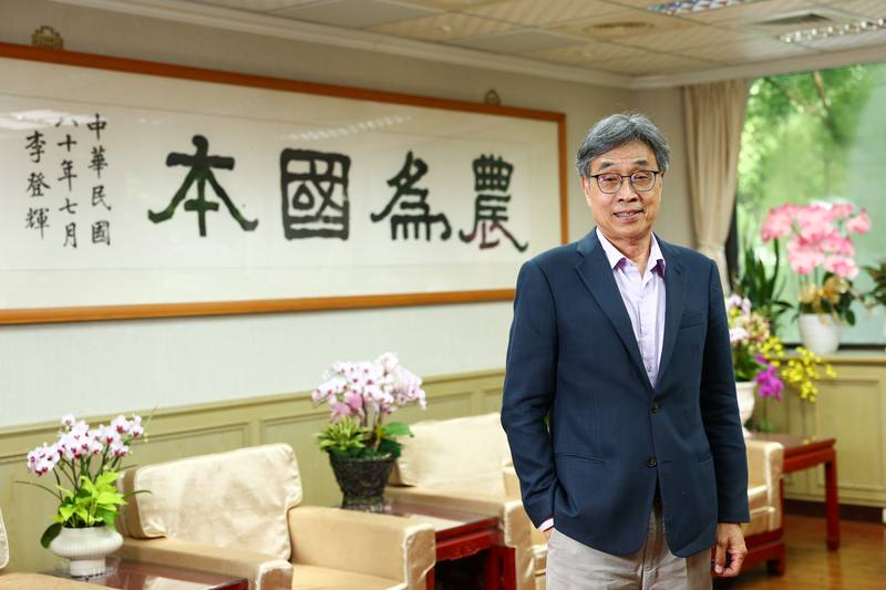 農業部長陳駿季接受中央社專訪表示，要謹慎面對中國市場，農業部目前串連雙邊通路讓台灣優質水果上架日本超市，火龍果最近1、2個月可望獲准輸入日本。