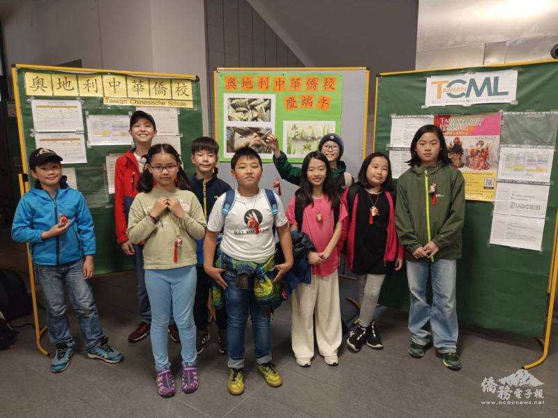 孩子們每人胸前配戴自己當天做的香包興奮合影