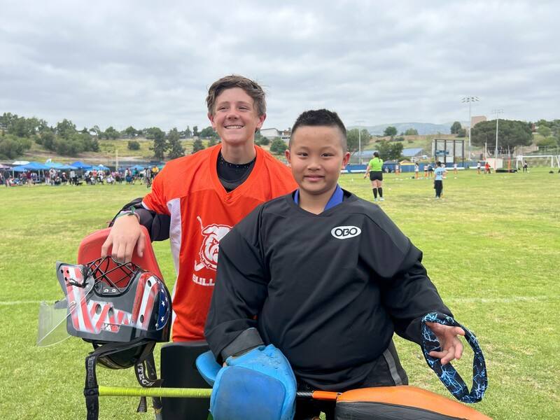 彰化平和國小曲棍球隊11名台灣小將27日在加州盃國際曲棍球分齡錦標賽（California Cup International Field Hockey Tournament）12歲以下的青少年組奪冠。圖為守門員廖柏言（右）與對方守門員合影。