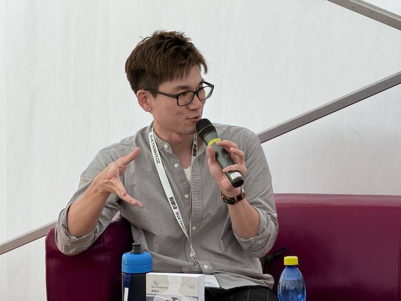 台灣作家謝凱特在布拉格國際書展中表示，雖然台灣與捷克是不同的國家，但兩國民主化進程相似，因此青年可能都能感受到，與父母的想法有一定落差。