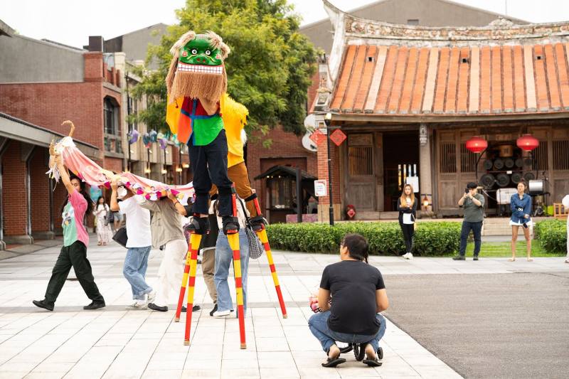 圓劇團《路上曼波》以馬戲搭起丟丟銅仔的想像列車，邀請觀眾一起在左搖右擺的身體舞動中，尋找眾人歡樂的曼波。