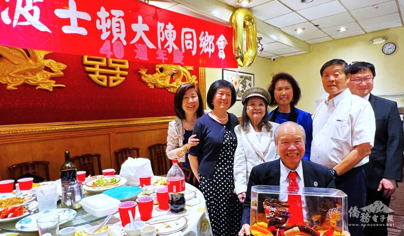 大陳同鄉會會長梁娜玲(後左起)、鍾瑪麗、張雪娥、馬滌凡、蔣繼美、潘昭榮等人祝賀游勝雄抽到當中最大獎