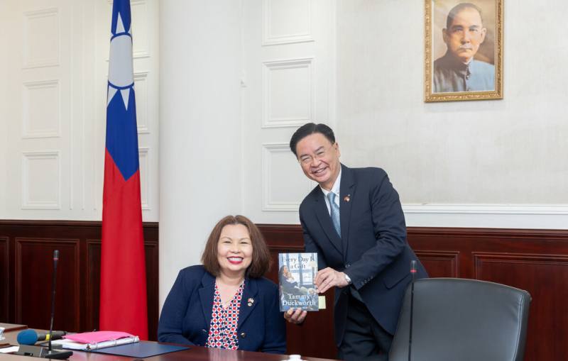 國安會秘書長吳釗燮29日上午在總統府接見美國聯邦參議員達克沃斯（Tammy Duckworth）所率領跨黨派重量級議員訪團，吳釗燮請達克沃斯在其回憶錄「活著的每一天」（Everyday is a Gift）上簽字。（總統府國安會提供）