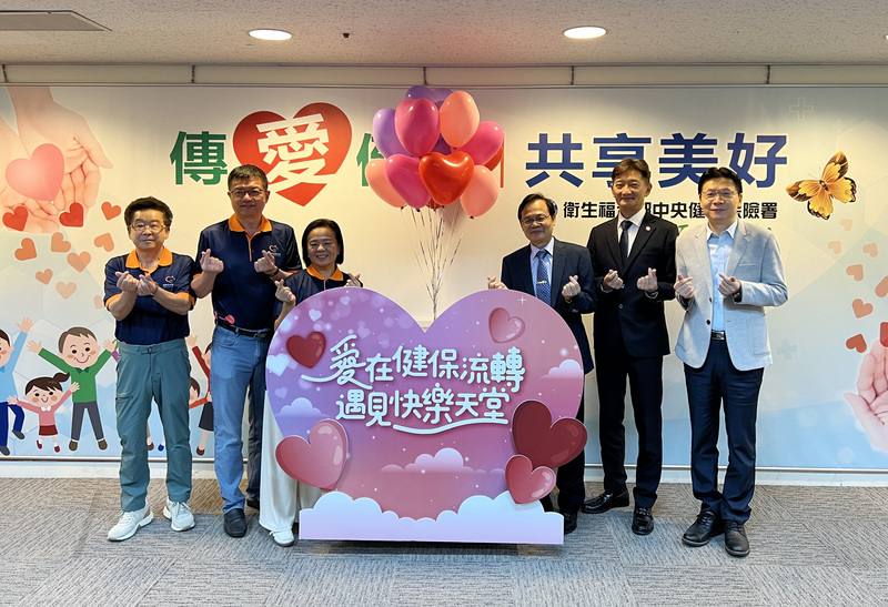 快樂天堂基金會董事長張雪如（左3）、中央健康保險署中區業務組長丁增輝（右3）29日等人共同出席記者會，啟動捐助健保愛心專戶深耕行動，宣布將連續5年共捐出新台幣500萬元挹注健保愛心專戶。