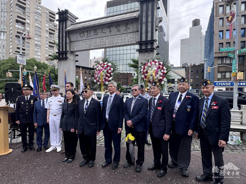 駐紐約辦事處副處長張麗賢(右七)、紐約中華公所主席朱超然(右六)、紐約臺山寧陽會館主席伍健平(右四)、美東聯成公所主席梁漢本(右五)、紐約州眾議員Lester Chang(左三)、市議員Christopher Marte(左四)，以及紐約市警局第五分局局長Tao Chen(左一)共同向陣亡的華裔軍人致敬