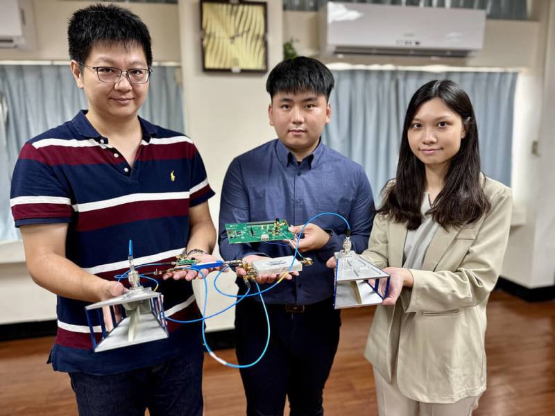 國立中山大學電機工程系副教授王復康（左）研發「調頻相位自我注入鎖定雷達」，可做到10公尺遠非接觸感測，可應用於防災、救災，預計減少6成感測時間。（中山大學提供）