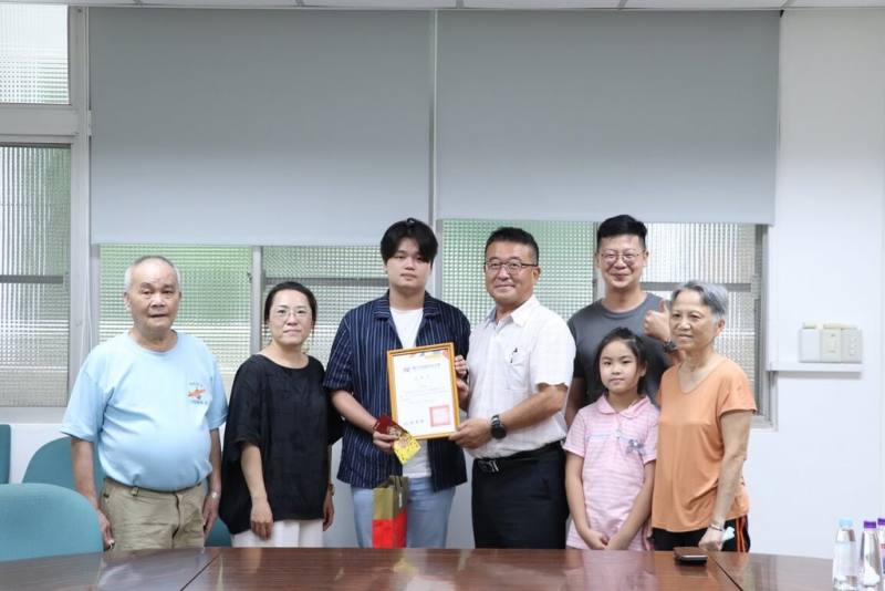 國立高雄科技大學學生陳書毓（左3）日前在學校以CPR急救，救回在校運動倒地民眾，民眾家屬29日到校致謝，由校安中心主任李祐穎（左4）頒發感謝狀。（高科大提供）