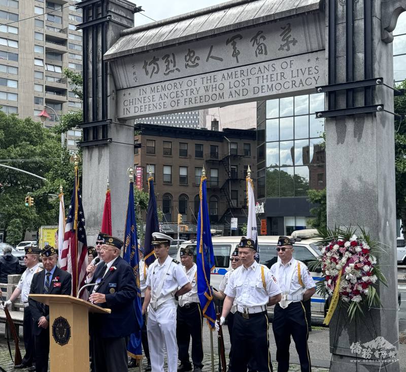 在遊行終點華裔軍人忠烈坊前舉行紀念儀式