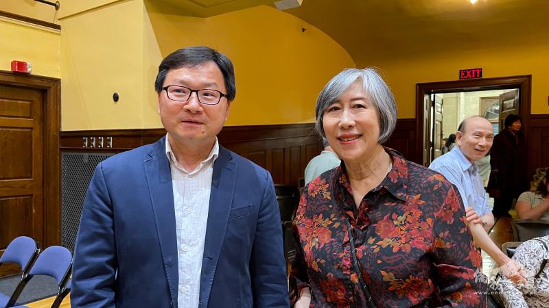 歐陽東美(右)感謝駐波士頓辦事處及文教中心的支持；左為文教中心主任潘昭榮