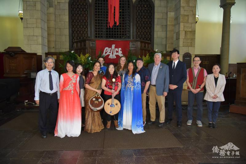 王福堂（左一）、Liz Clawson (後左二) 、吳紫岑（前左五）、Larry Forssberg（右四）、孫鵬翔（右三）、陳煒仁（右二）、陳怡珍（右一）與音樂家合影