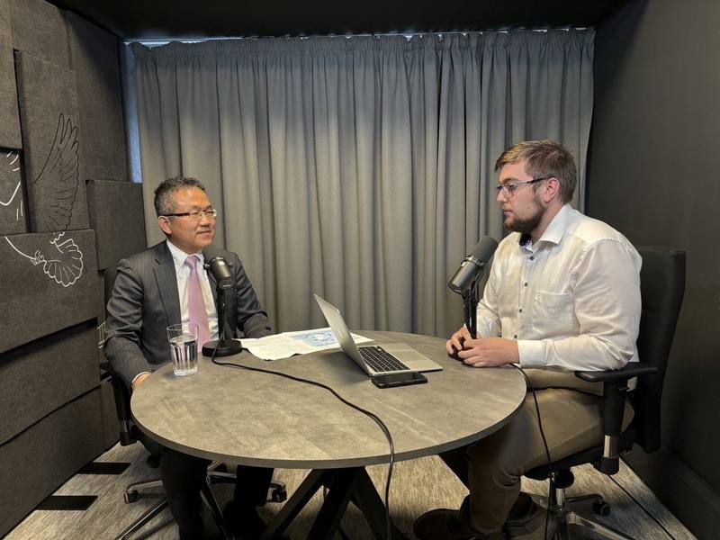 駐匈牙利代表劉世忠（左）日前接受匈牙利Hit Radio（信仰電台）國際部主持人IMRE Nagy-Bato Jonatán（右）專訪，他向匈牙利聽眾說明中共圍台軍演最新進展，並呼籲國際社會共同支持台海局勢穩定。