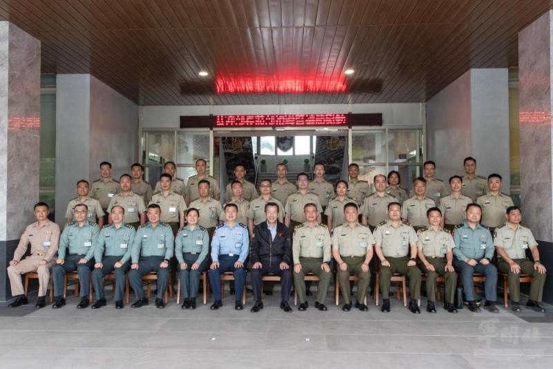 顧部長視導憲兵指揮部，並與官兵代表合影