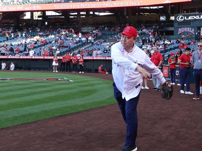 駐美代表俞大㵢（圖）29日在洛杉磯天使球場為僑胞舉行的台灣日活動開球。