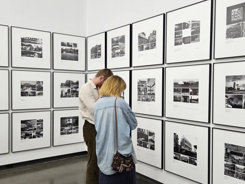 「海市蜃樓」藝術展在溫哥華博物館展出，觀展民眾仔細瀏覽「海市蜃樓」中的作品，對姚瑞中團隊投注龐大精力與金錢探索「蚊子館」的努力感到敬佩。