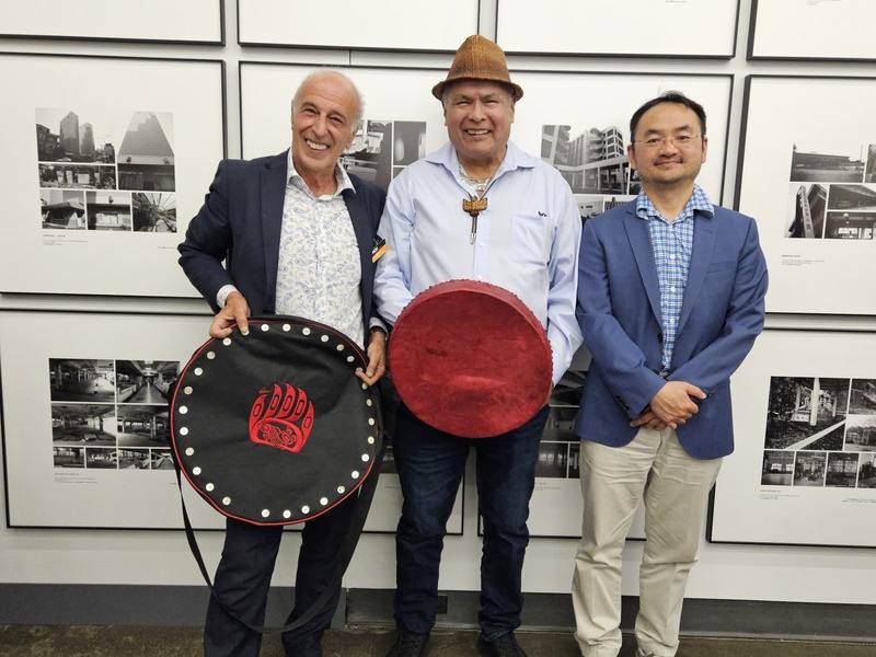 溫哥華博物館執行長維謝拉（Mauro Vescera，左）、原住民耆老約瑟夫（Dannis Joseph，中）和洛杉磯台灣書院主任簡德源（右）在「海市蜃樓」開幕式合影，提及台加在原住民藝術文化的領域可多交流。