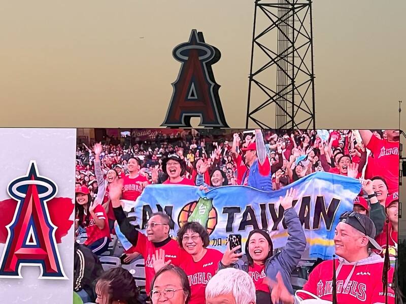 上千名台灣僑胞29日在洛杉磯天使球場參與台灣日活動，拿著台灣標語登上大銀幕。