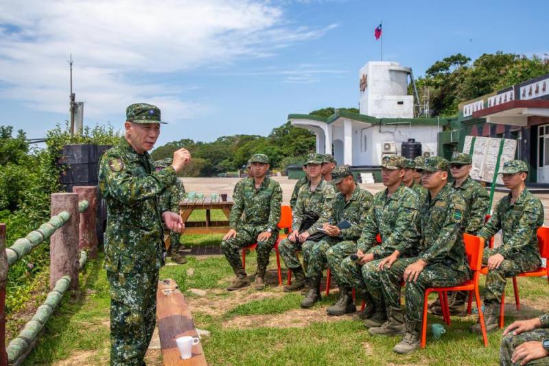 梅總長前往高登島，與官兵座談，瞭解島上生活、戰備實況