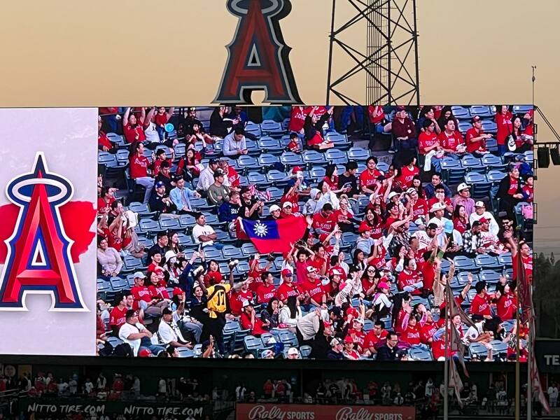 超過1千名台灣僑胞29日在美國職棒洛杉磯天使隊主場舉行台灣日活動，國旗登上大銀幕。