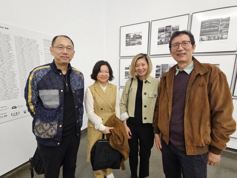 台灣藝術家姚瑞中（左）及紀錄片導演羅秀芝（左2）在溫哥華博物館開幕式現場導覽「海市蜃樓」，藝文界人士對成就大為讚賞。