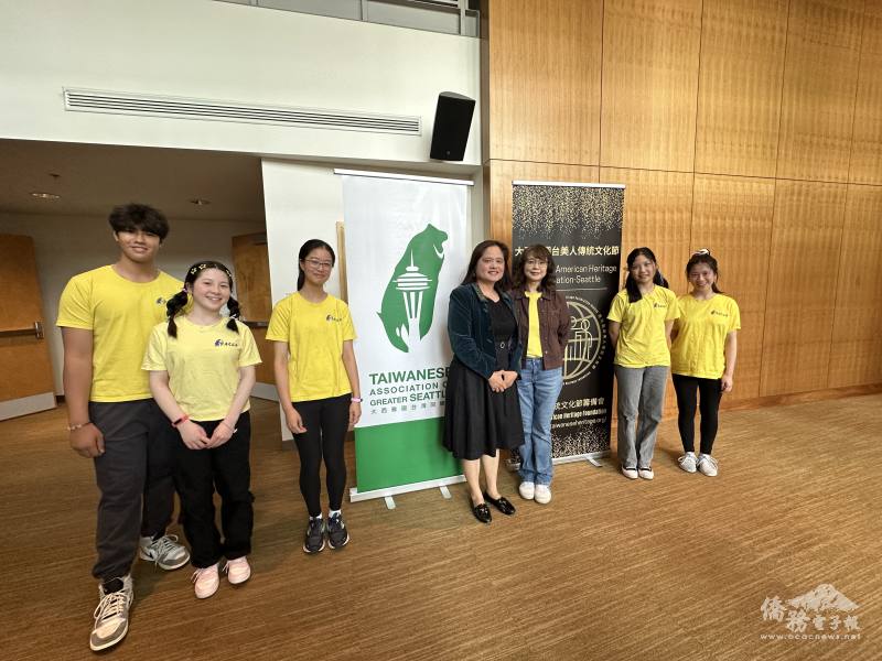 FASCA志工與林美玲合影